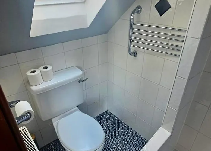 Cosy 2 Bedroom With Free Parking Near