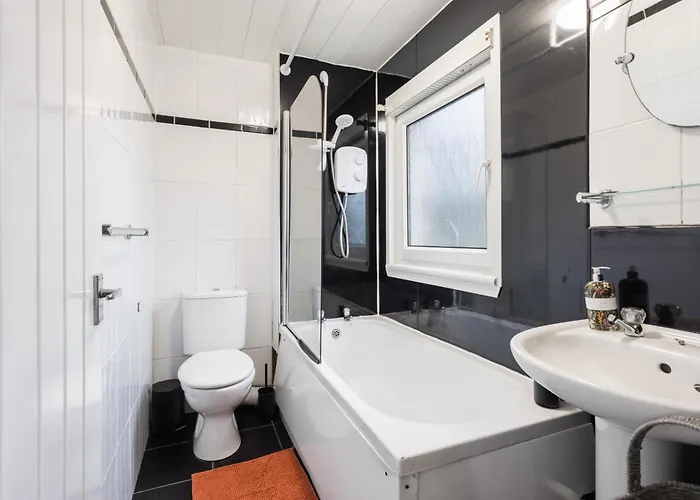 Stylish 3bed House Near Airport Apartamento *