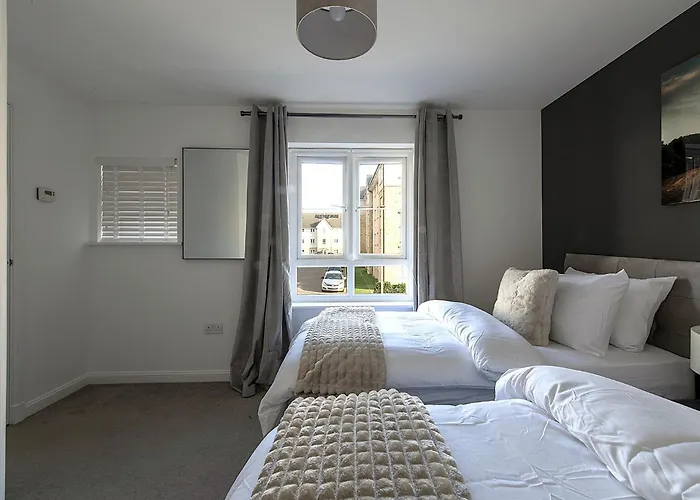 아파트 Luxury 4 Bedroom Townhouse With Free Parking