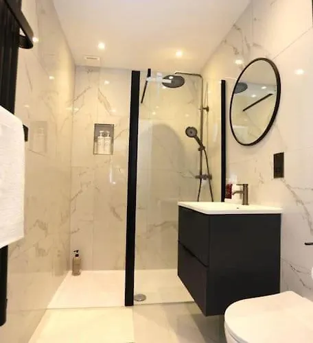 Cosy Apartment, Free Street Parking *
