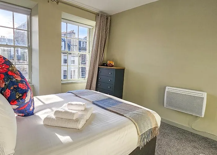 Royal Mile - Bright 2 Bedroom * Edinburgh