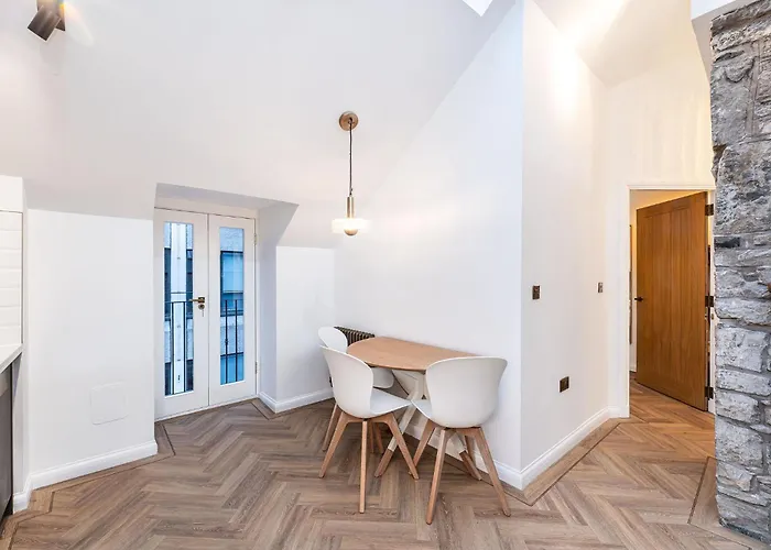 The Coach House * אדינבורו