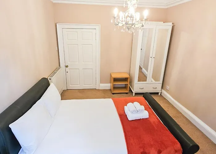 Russel House - 4 Bedroom - The Royal Mile
