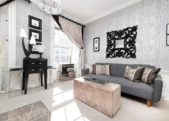 Elegant Flat Near Princes Street - Perfect Location, 24-7 Customer Support *