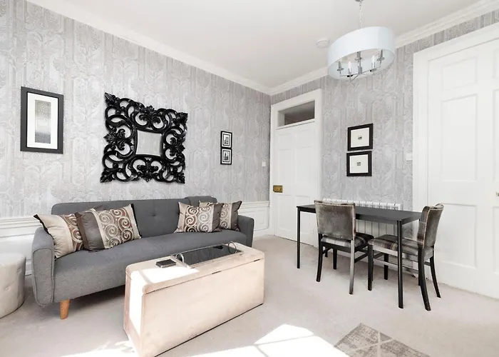 Elegant Flat Near Princes Street - Perfect Location, 24-7 Customer Support * Edynburg