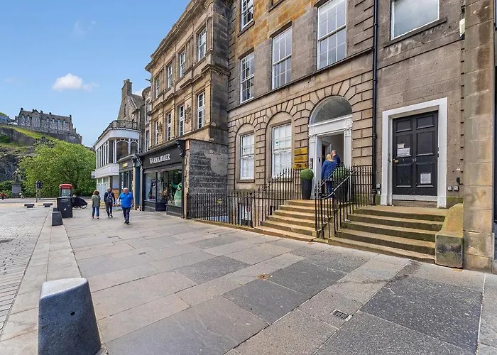 Apartmán Super Spacious 4 Bed, Sleeps 6 *
