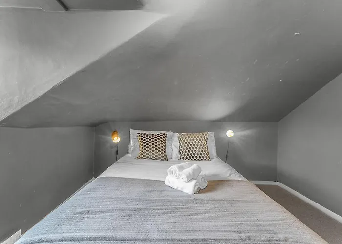 Super Spacious 4 Bed, Sleeps 6