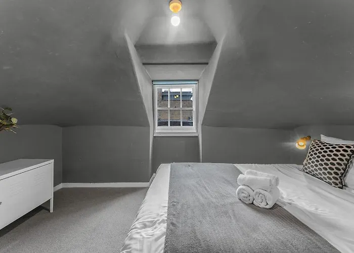 Apartmán Super Spacious 4 Bed, Sleeps 6 *