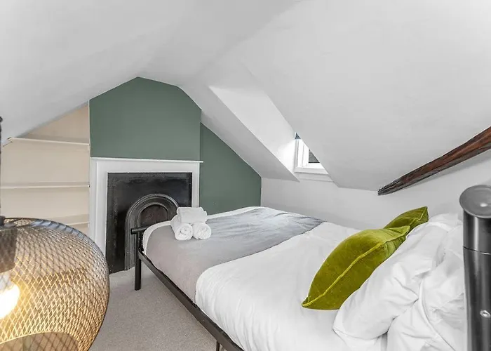 Super Spacious 4 Bed, Sleeps 6