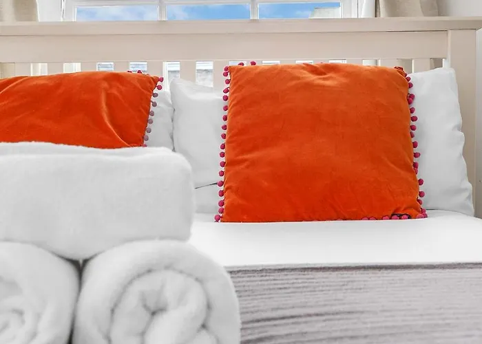 Super Spacious 4 Bed, Sleeps 6 * Edinburgh