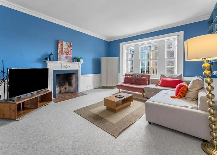 Super Spacious 4 Bed, Sleeps 6 * Edinburgh