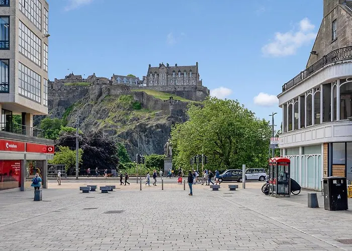 Super Spacious 4 Bed, Sleeps 6