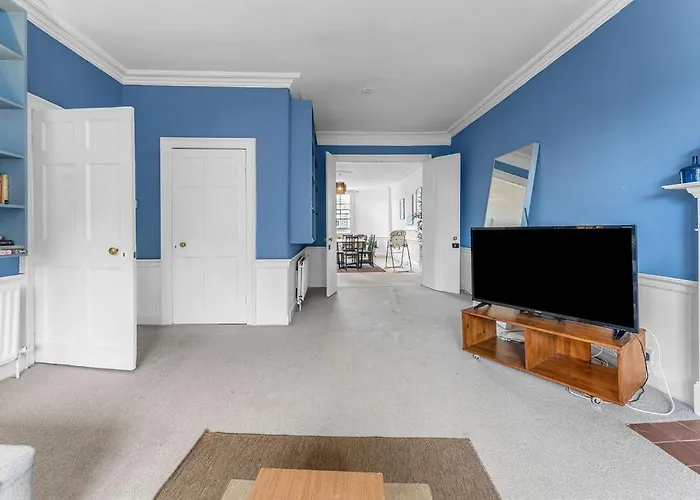 Apartmán Super Spacious 4 Bed, Sleeps 6 *
