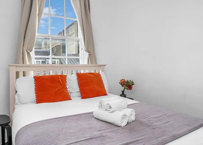 Apartmán Super Spacious 4 Bed, Sleeps 6 *