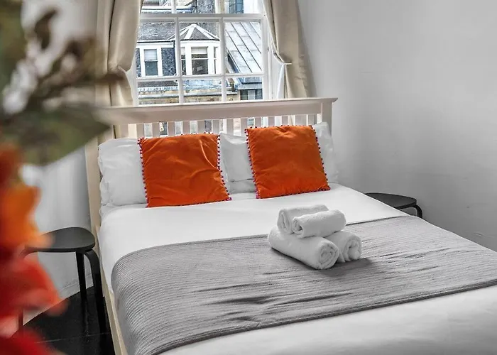 Super Spacious 4 Bed, Sleeps 6 * Edimburgo