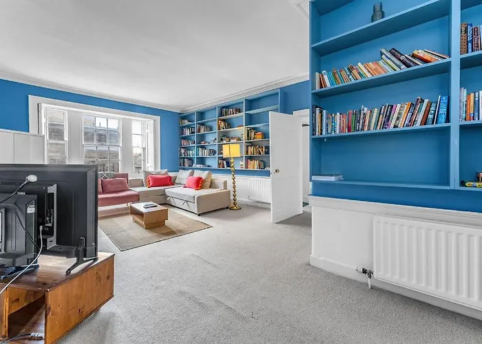 Super Spacious 4 Bed, Sleeps 6 Apartmán