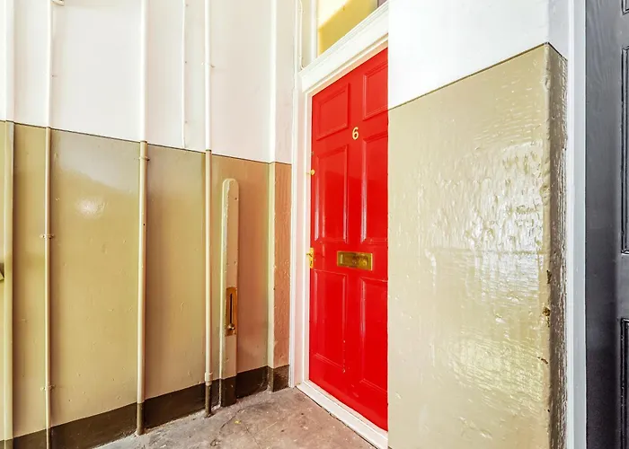 Large Super 3 Bed -princes Street, Parking * Edinburgh