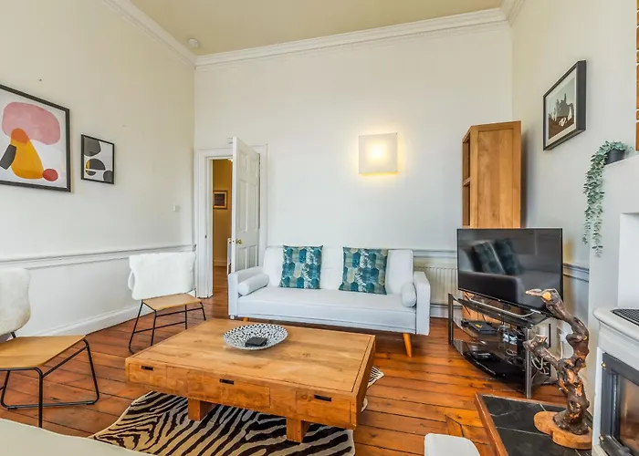 Large Super 3 Bed -princes Street, Parking * Edinburgh