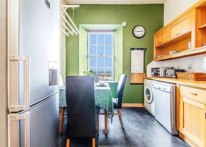 Apartment Large Super 3 Bed -princes Street, Parking *