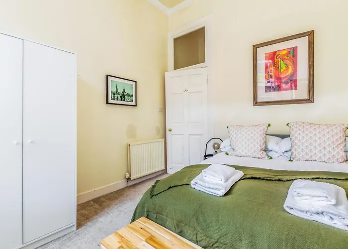 Large Super 3 Bed -princes Street, Parking Apartment *