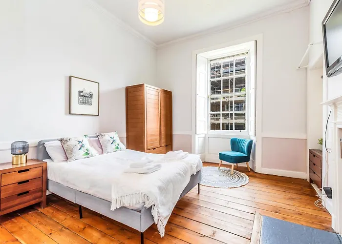 Large Super 3 Bed -princes Street, Parking Apartment Edinburgh