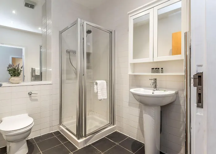 Beautiful Designer 2 Bed 2 Bath Old Town - Parking Эдинбург