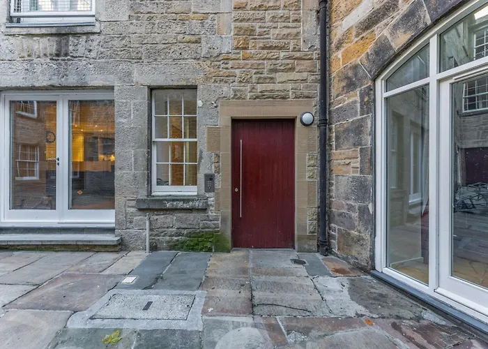 Beautiful Designer 2 Bed 2 Bath Old Town - Parking *