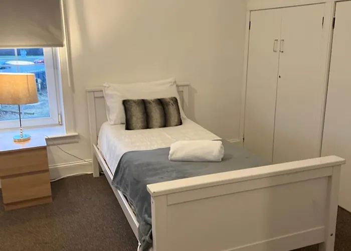 4 Bed Near Airport Dom wakacyjny