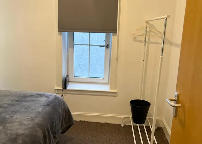 Dom wakacyjny 4 Bed Near Airport *