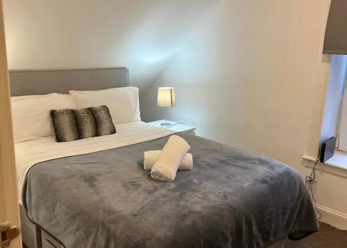 Dom wakacyjny 4 Bed Near Airport Edynburg