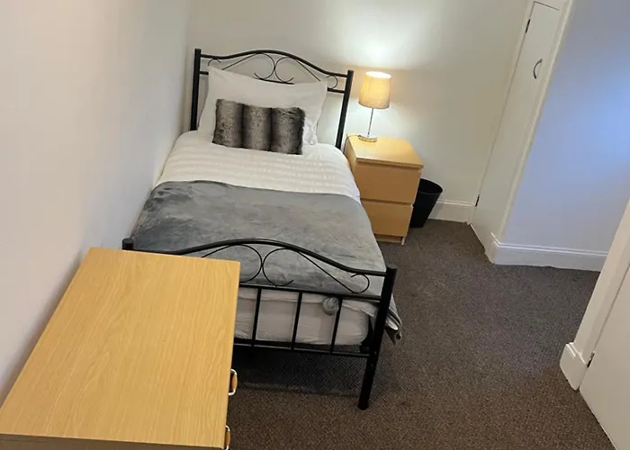4 Bed Near Airport * Edynburg