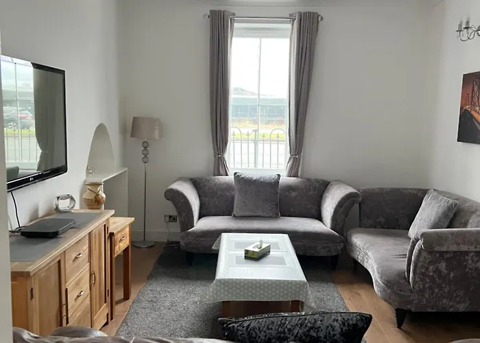 Dom wakacyjny 4 Bed Near Airport