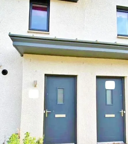 Nyaraló 3 Bed House With Parking Near Airport *