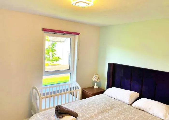 3 Bed House With Parking Near Airport *