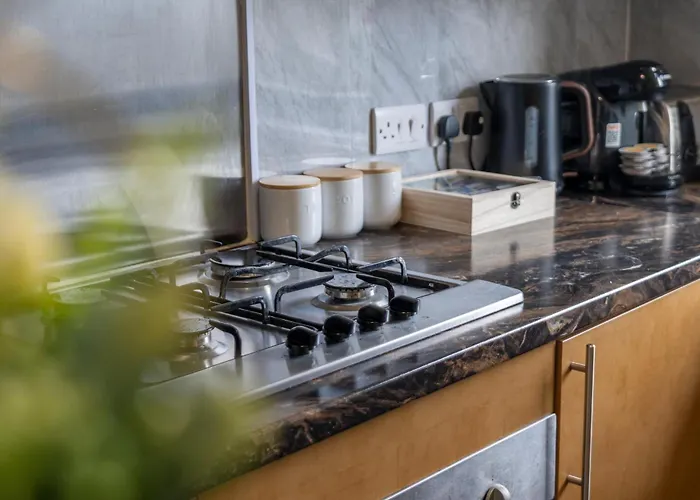 2 Bedroom In With 2 Free Parking Spaces Edinburgh