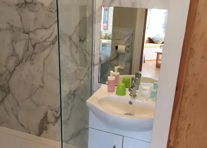 アナザー ルーム ベッド・アンド・ブレックファスト 4*