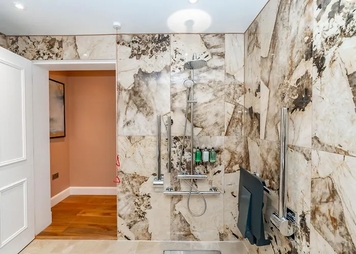 Dragon Luxury At 9 Albyn Place *