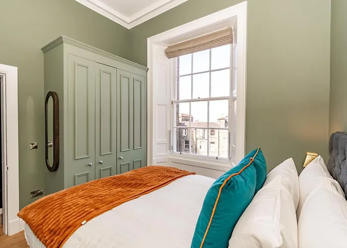 Dragon Luxury At 9 Albyn Place *