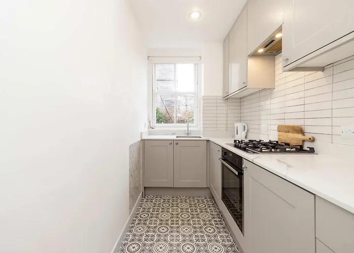 Joivy Spacious 2-bedroom Ground Floor Flat * Edinburgh
