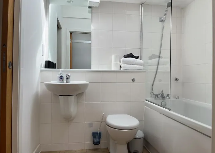 2 Bed 2 Bath With Private Parking Lägenhet *
