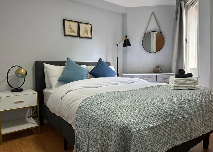 Private Main Door Lovely 2 Bedroom * Edinburgh