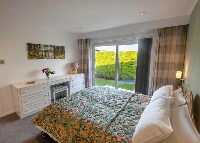 Beautiful Attractive House Free Parking Near Airport Casa de Férias *