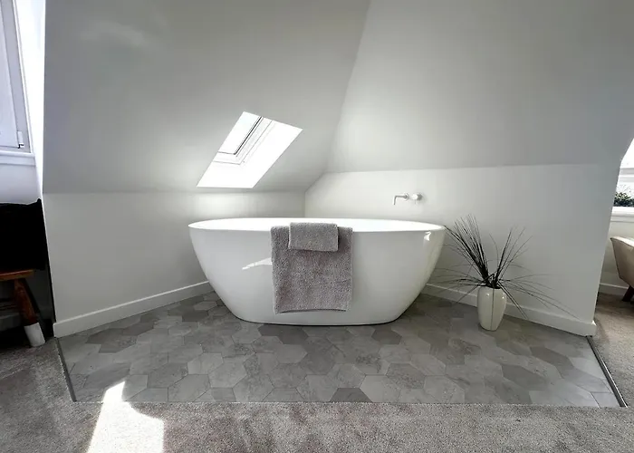 Kaimes Kip Stylish Five Bedroom 펜션 *