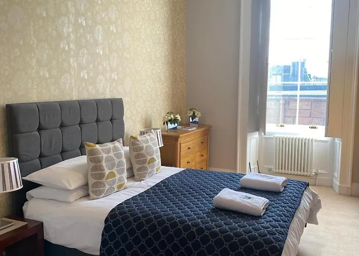 Beautiful & Bright 2 Bed Flat Murrayfield דירה אדינבורו