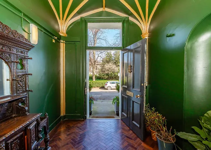Stunning Flat, New Town, - Perfect Location *