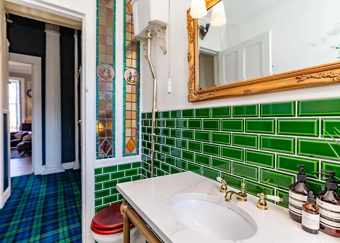 Stunning Flat, New Town, - Perfect Location Apartament *