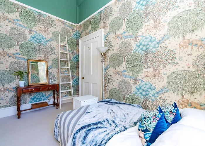 Stunning Flat, New Town, - Perfect Location Apartament *