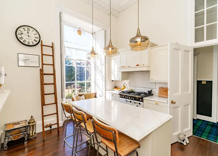 Stunning Flat, New Town, - Perfect Location *