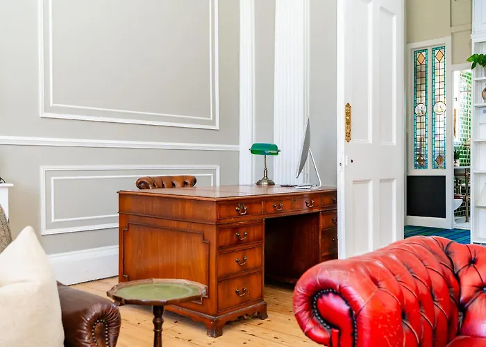 Stunning Flat, New Town, - Perfect Location Apartament *