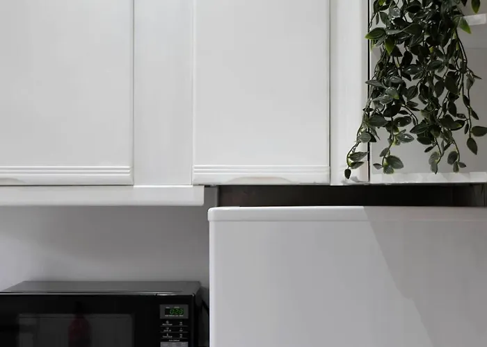 Cosy 2 Bed West End Free Parking *